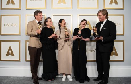 Oskarji 2021 – zmagovalci in utrinki z rdeče preproge: Chloe Zhao postala šele druga ženska, ki je prejela nagrado za režijo! (foto)