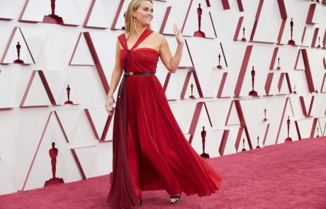 Reese Witherspoon dobila simpatično moško družbo v Netflixovi romanci