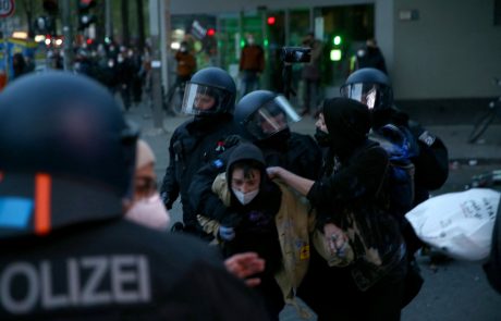Policija v Berlinu aretirala 240 protestnikov, v Bruslju 130