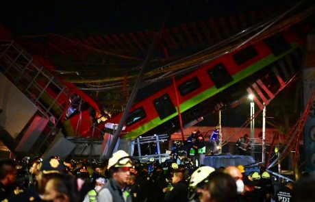 V Mehiki se je nadvoz, čez katerega je peljal vlak, zrušil na cesto spodaj, umrlo najmanj 15 ljudi