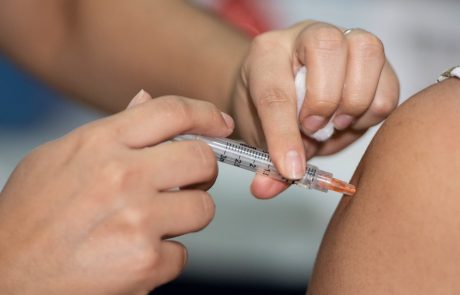 Cepljenje proti covidu uvrstili na seznam obveznih cepljenj za otroke