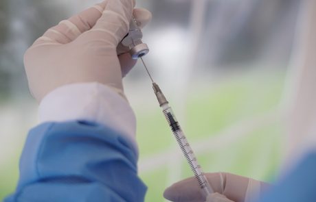 Pfizer omikronu prilagojeno cepivo napovedal za marec