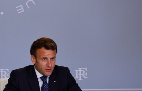 Jezni Francoz predsedniku Macronu primazal klofuto (VIDEO)