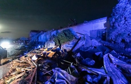 Oblasti se bojijo, da je v divjanju tornada v ameriški zvezni državi Kentucky umrlo najmanj 50 ljudi