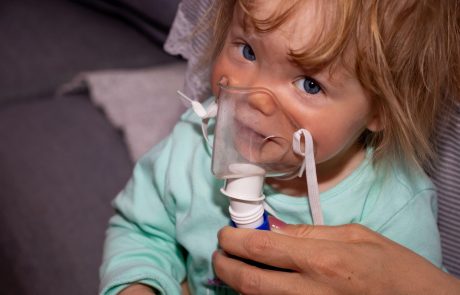 V slovenskih bolnišnicah vse več otrok z okužbo dihal
