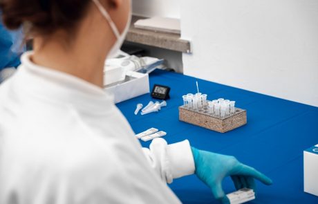 Število okuženih še naprej narašča, delež pozitivnih PCR testov blizu 37 odstotkov