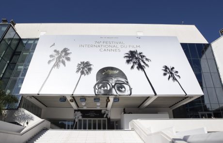 Zlato palmo na 75. filmskem festivalu v Cannesu je prejel film Triangle of Sadness, ki ga je režiral švedski režiser Ruben Ostlund