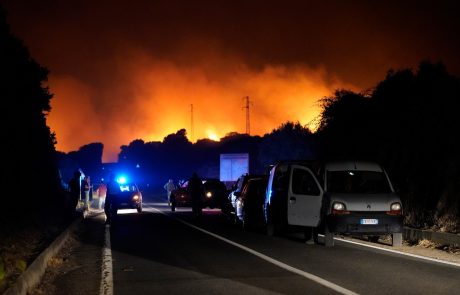 Na pomoč v boju s požarom na Sardiniji tudi francoska in grška letala: “Gre za katastrofo brez primere”