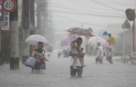 Močni nalivi na Japonskem sprožili poplave in zemeljske plazove
