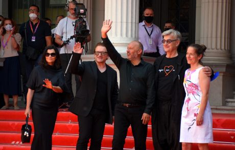 Pevec skupine U2 Bono je v nedeljo nepričakovano obiskal filmski festival v Sarajevu