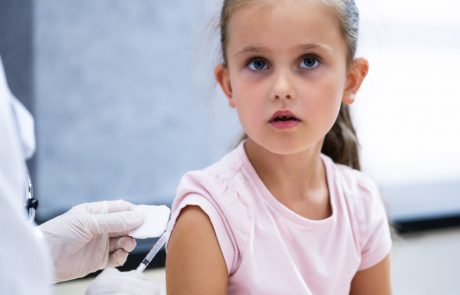 Za cepljenje svojih otrok proti covidu-19 se je odločilo 85,6 odstotka pediatrov