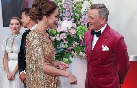 Vau, to pa je spektakularen stajling: Kate Middleton je šokirala na premieri novega Bondovega filma!