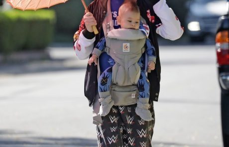 Kevin ni več sam doma: Igralca Macaulayja Culkina prvič ujeli v javnosti s svojim sinčkom
