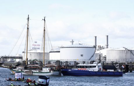 Greenpeace s čolni blokiral nizozemsko rafinerijo