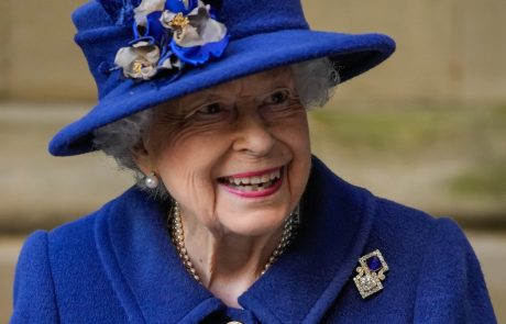 Britanska kraljica spet poprijela za palico