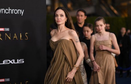 Angelina Jolie je na premiero pripeljala svoje otroke, v oči pa je bodla obleka 16-letne Zahare, ki skriva prav posebno zgodbo