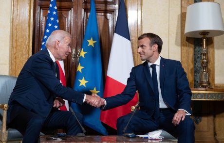 Biden na srečanju z Macronom obžaloval “nerodnost” svoje države, ki je podžgala jezo Pariza