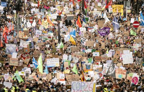 Ulice Glasgowa zavzelo na tisoče mladih, nezadovoljnih s puhlimi obljubami na podnebni konferenci