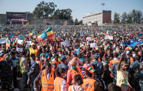 Več sto tisoč ljudi v Etiopiji protestira proti upornikom, ki se vse bolj bližajo prestolnici