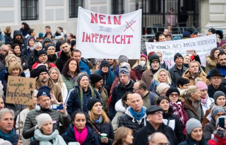 Avstriji se končuje zaprtje javnega življenja za necepljene proti covidu-19