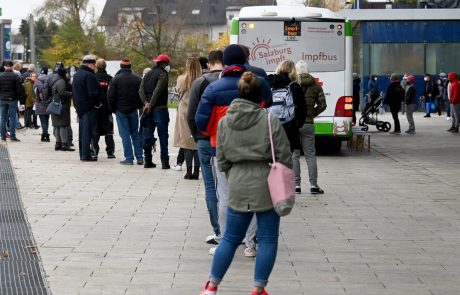 Kljub alarmantni rasti števila okuženih v državi avstrijski kancler cepljenim (zaenkrat) obljublja normalno življenje