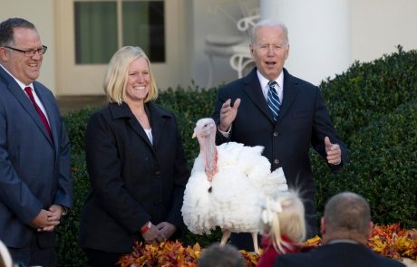 Ameriški predsednik Biden pomilostil praznična purana po imenu Arašidovo maslo in Žele