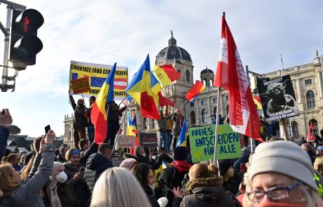 Na Dunaju več tisoč ljudi protestira proti zaprtju javnega življenja in cepljenju
