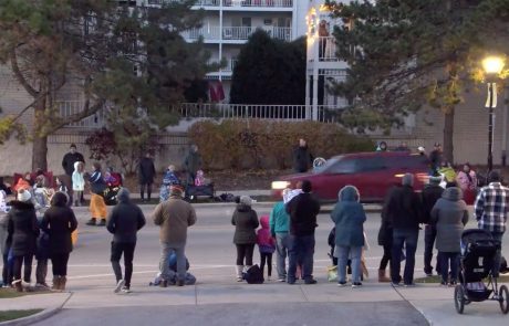 Napadalec z avtomobilom v Wisconsinu na predbožični paradi zapeljal v skupino deklic, več ljudi mrtvih