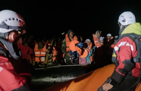 Na varen pristan v Italiji čaka skoraj tisoč migrantov