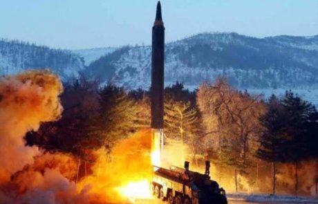 Severna Koreja izstrelila več kot deset raket, eno blizu Južne Koreje