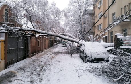 Orkanski veter in snežne nevihte povzročajo težave po Balkanu