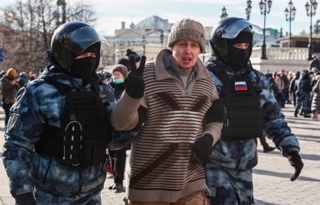 V Rusiji na protestih prijeli okoli 3500 ljudi