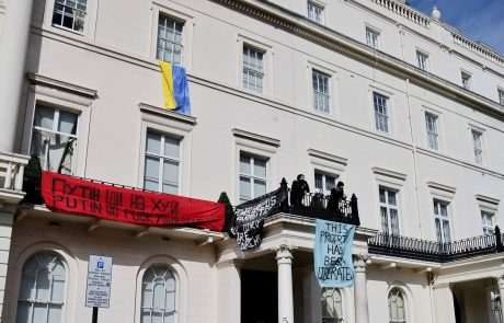 Protestniki vdrli in zasedli londonski dvorec ruskega oligarha: “Ta lastnina je bila osvobojena”