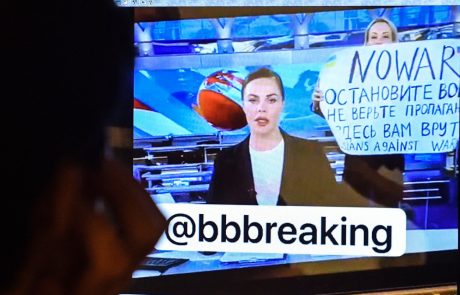Kapo dol za pogum: Novinarka prekinila poročila na ruski televiziji “Ne verjemite propagandi. Tu vam lažejo”