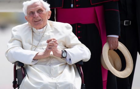 Papež Frančišek: Nekdanji papež Benedikt XVI. je zelo bolan