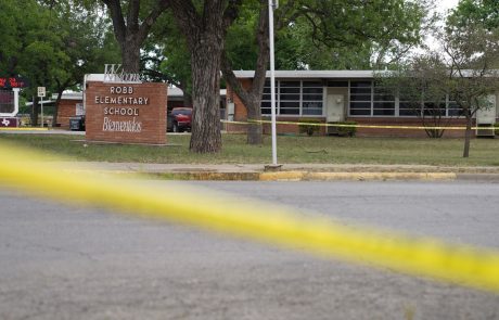 Grozljivo: V streljanju na osnovni šoli v Teksasu ubitih 19 otrok in dva učitelja