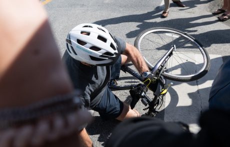 Ameriški predsednik Biden doživel nesrečo s kolesom