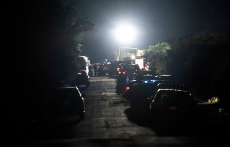 Tragedija: V Teksasu našli 46 trupel nezakonitih priseljencev, ki so se zadušili v prikolici tovornjaka
