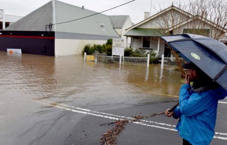 Veliki deli največjega avstralskega mesta Sydney so zaradi obilnega deževja poplavljeni