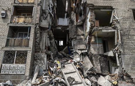 Število mrtvih v porušenju stanovanjske stavbe na vzhodu Ukrajine naraslo na 18, pogrešajo jih še več kot 20