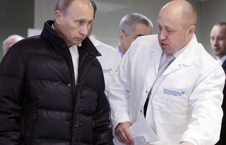Kako si je Putin na prsih vzgojil kačo