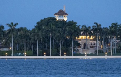 FBI preiskal Trumpovo posestvo Mar-a-Lago na Floridi. Trump: ”Na silo so vdrli v moj sef!”