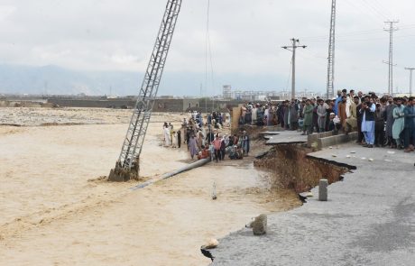 Zaradi poplav v Pakistanu razglasili izredne razmere