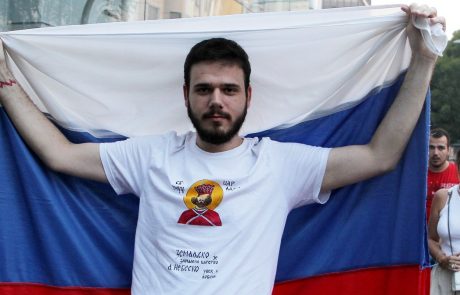In ta država bi rada v EU? V Srbiji množični protest proruskih skrajnih desničarjev in pravoslavnih vernikov zaradi parade ponosa