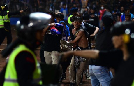 Tragedija v Indoneziji: Vsaj 129 mrtvih v izgredih na stadionu