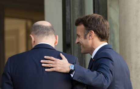 Macron in Scholz skušata zgladiti napetosti