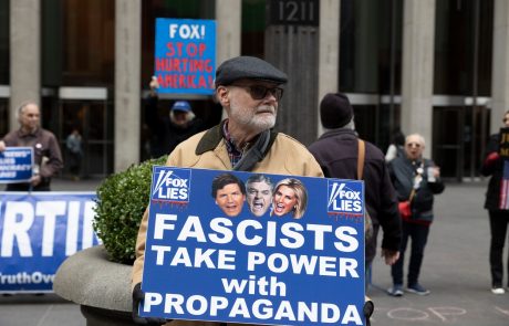 Lažne novice so jih drago stale: Fox News mora plačati skoraj 800 milionov evrov za širjenje laži o volitvah
