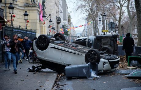 Kaos v Parizu: Protestniki prevračali avtomobile, jih zažigali in metali predmete v policiste
