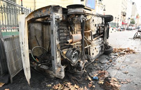 Novoletna tradicija v Franciji: Izgredniki letos požgali “le” 690 avtov