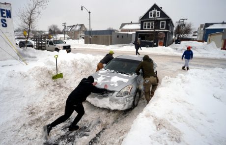V Buffalu tudi do dva metra snega, reševalci z zamudo odkrivajo žrtve neurja